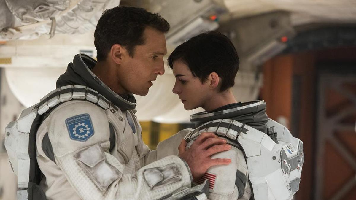 Matthew McConaughey, izquierda, y Anne Hathaway, en una escena de la película 'Interstellar'.