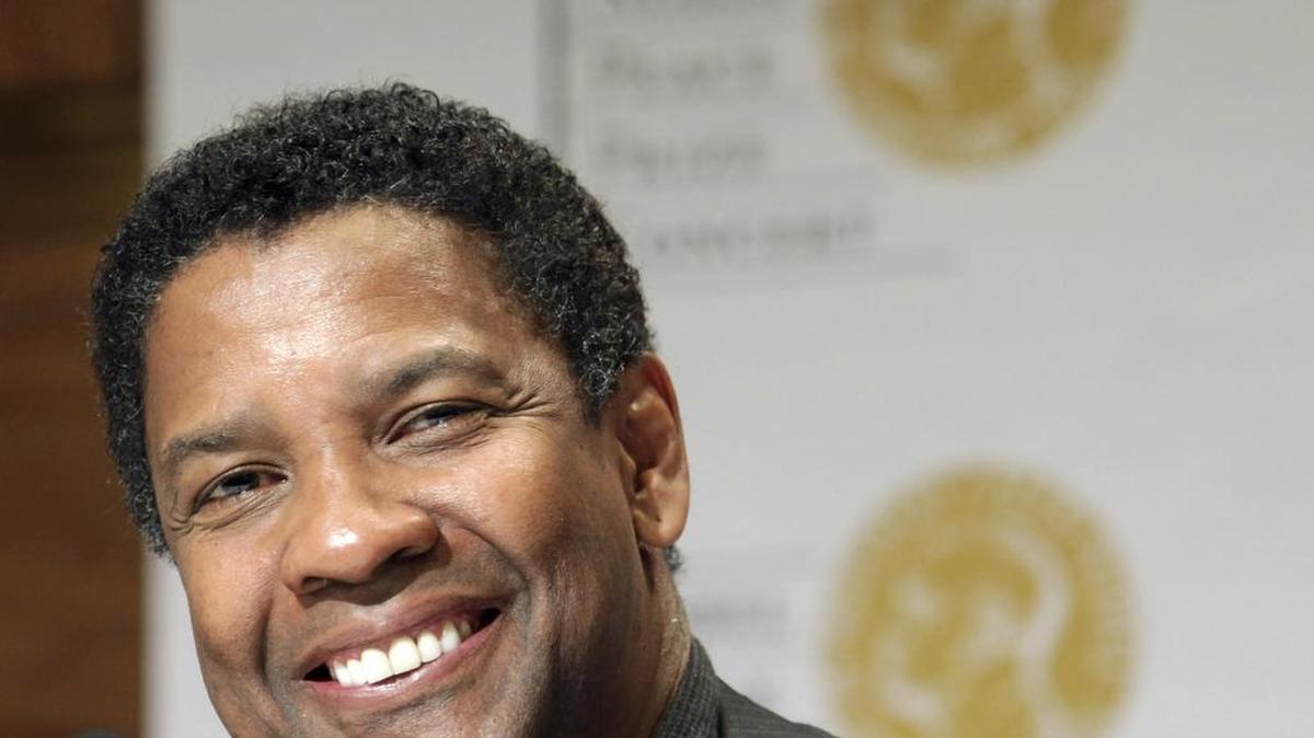 El actor estadounidensa Denzel Washington ha sido ganador de dos Globos de Oro, dos Óscar y un Tony. Apareció recientemente en “The Equalizer”, de Antoine Fuqua, el director con el que ha rodado una nueva versión del clásico “The Magnificent Seven”, junto a Chris Pratt y Ethan Hawke.