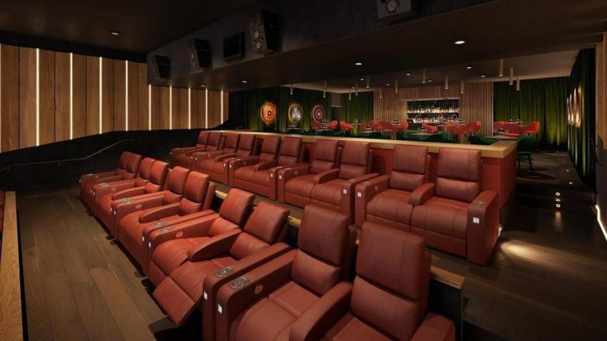 The Spot es una sala privada de cine en Silverspot Cinema que tiene 36 asientos además de su bar y cafetería propios.