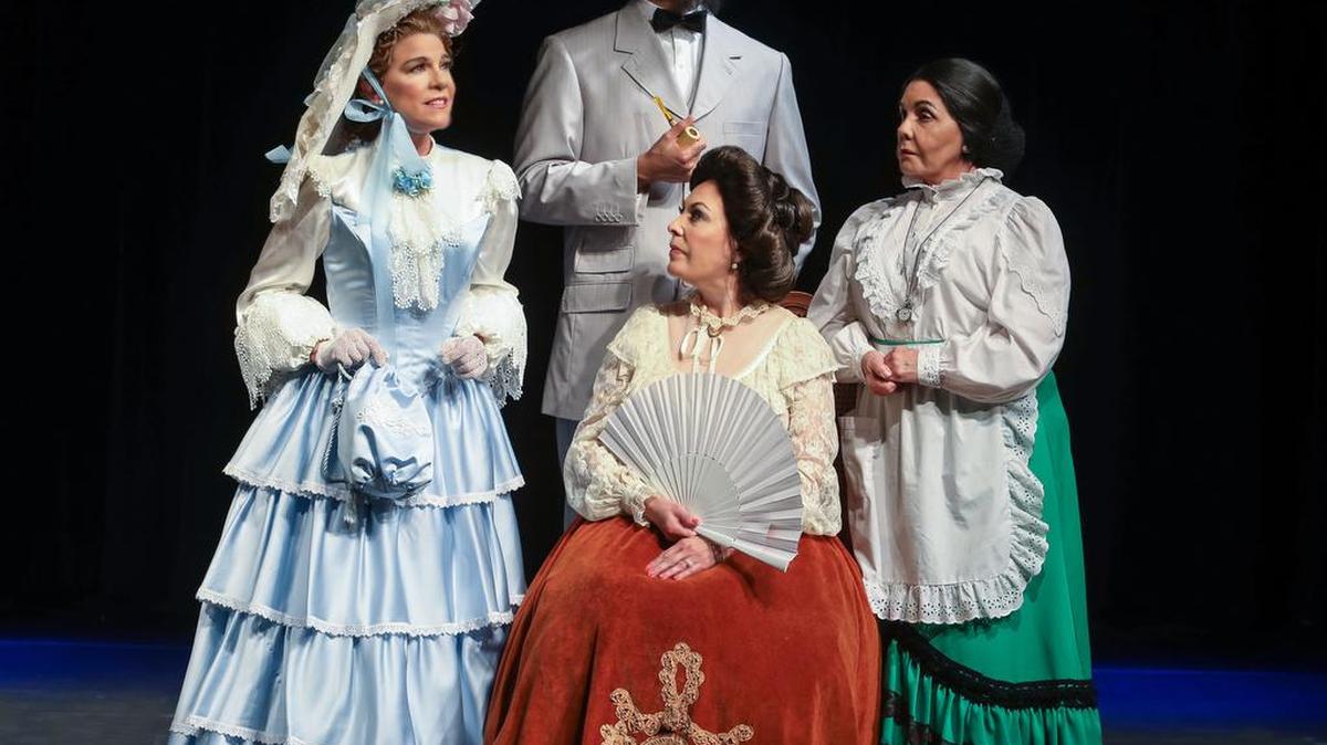 Desde la izq.: Cristina Rebull, Rodolfo Jaspe, Alejandra Cossío y Vivian Ruiz, en ‘Doña Rosita la soltera’.