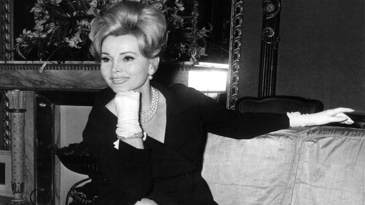 La actriz Zsa Zsa Gabor posa en un restaurante en Munich, Alemania, el 1ro de septiembre de 1965. Gabor falleció el domingo en Los Ángeles a la edad de 99 años.