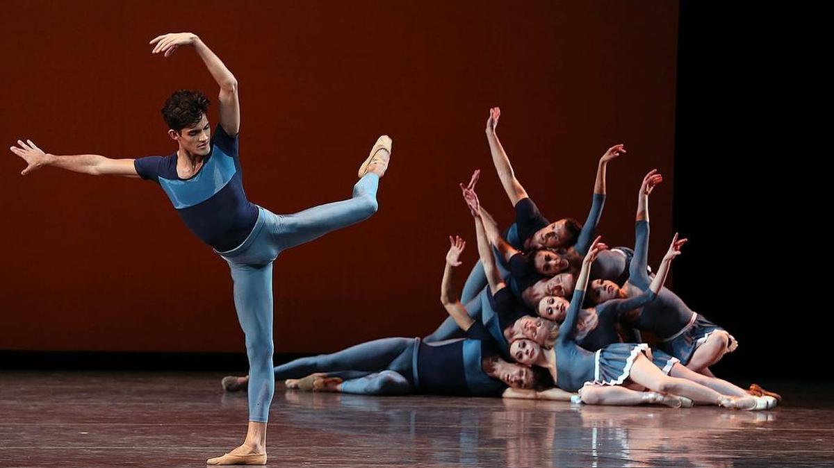 El bailarín Renán Cerdeiro y el cuerpo de baile del Miami City Ballet en ‘Year of Rabbit’.