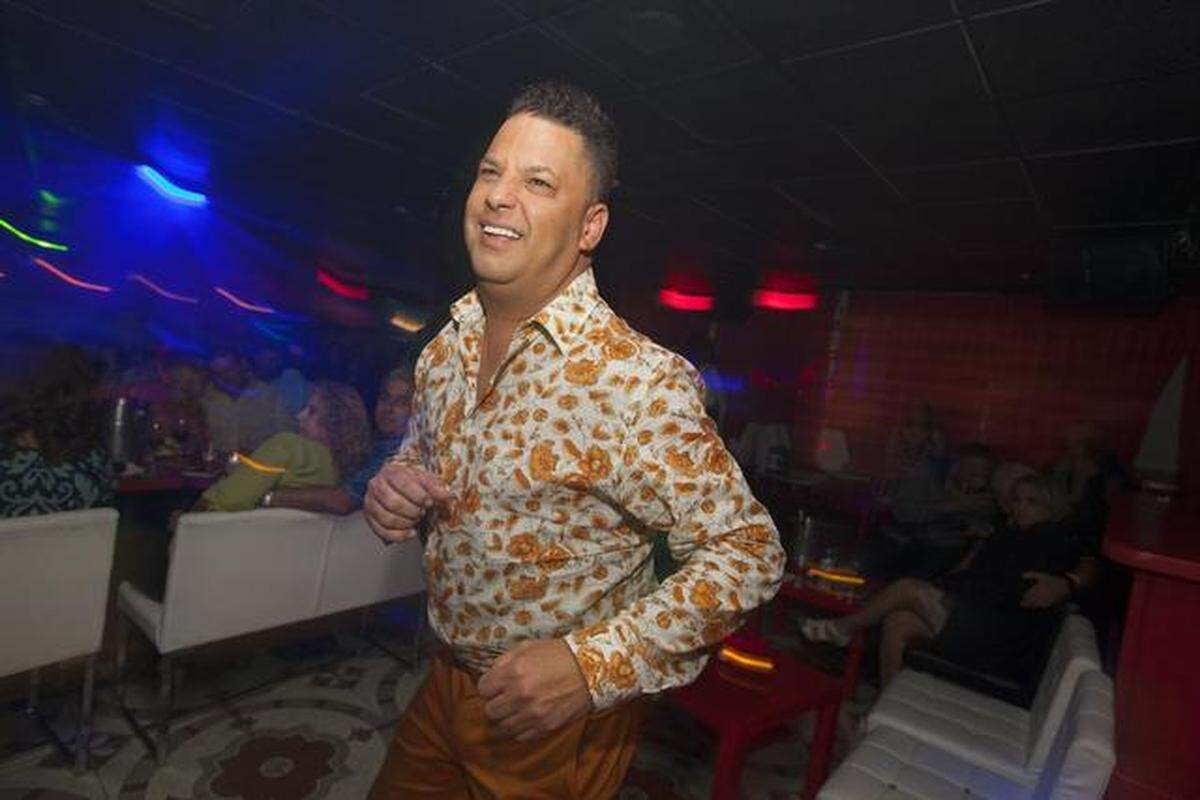 El humorista ‘Mónico’ Pino le pone un poco de salsa a la pista