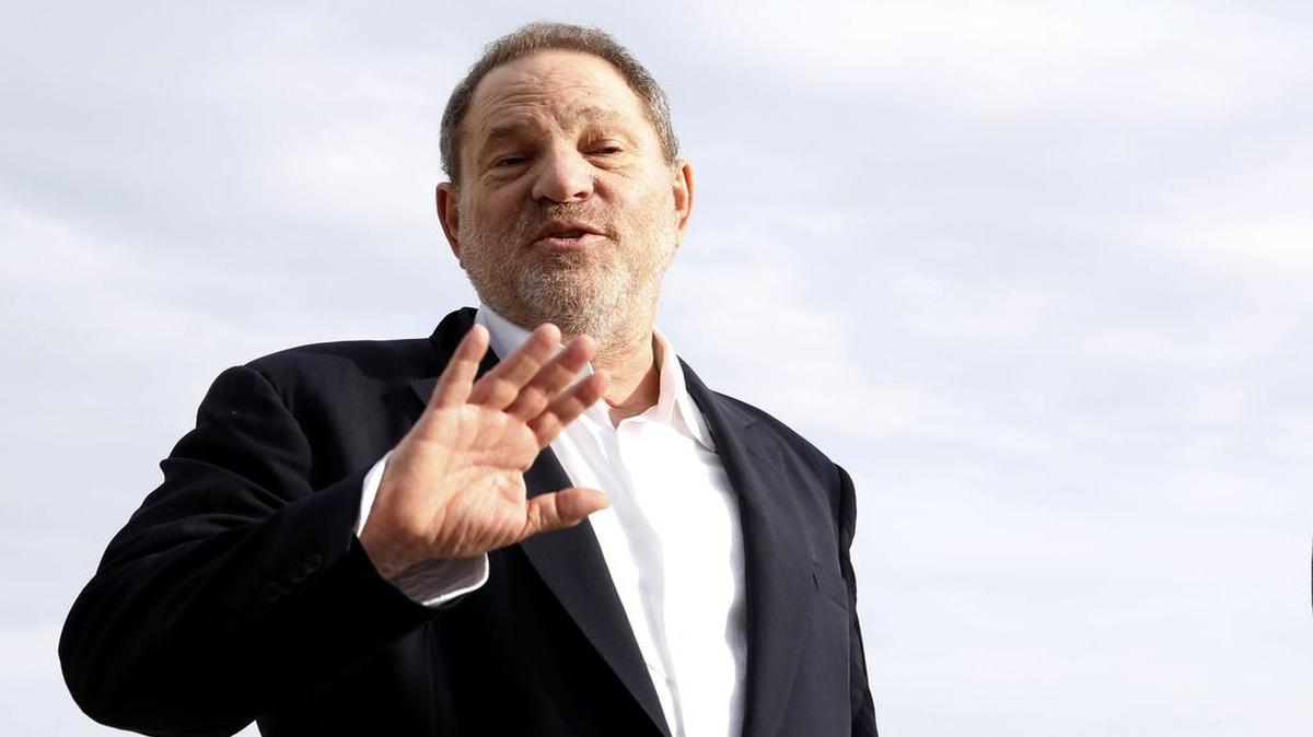 El productor de Hollywood Harvey Weinstein fue despedido el domingo de su estudio cinematográfico, Weinstein Company, tras ser acusado de haber acosado sexualmente a mujeres durante varias décadas, informaron medios de Estados Unidos.