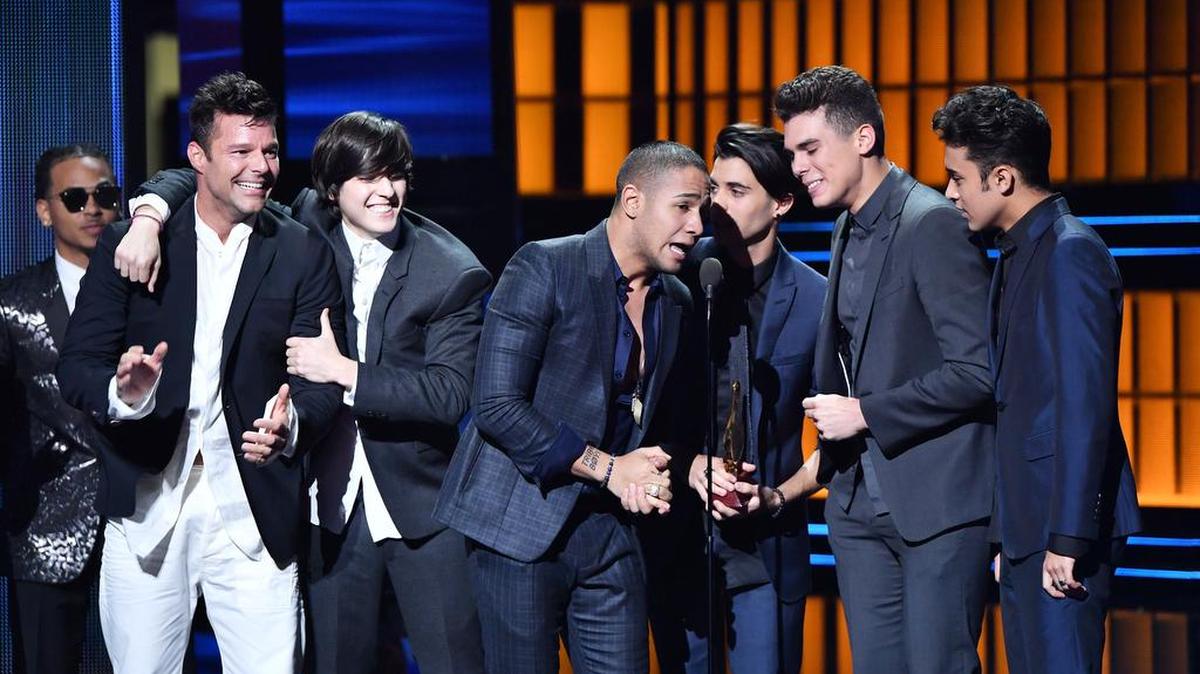 Ricky Martin junto a los integrantes del grupo CNCO (de izquierda a derecha) Christopher Vélez, Richard Camacho, Erick Brian Colón, Zabdiel de Jesús, Joel Pimentel.