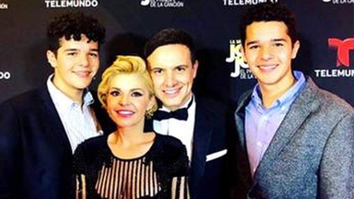 Alejandro de la Madrid con Itati Cantoral y sus hijos gemelos Eduardo y Roberto Santamarina.