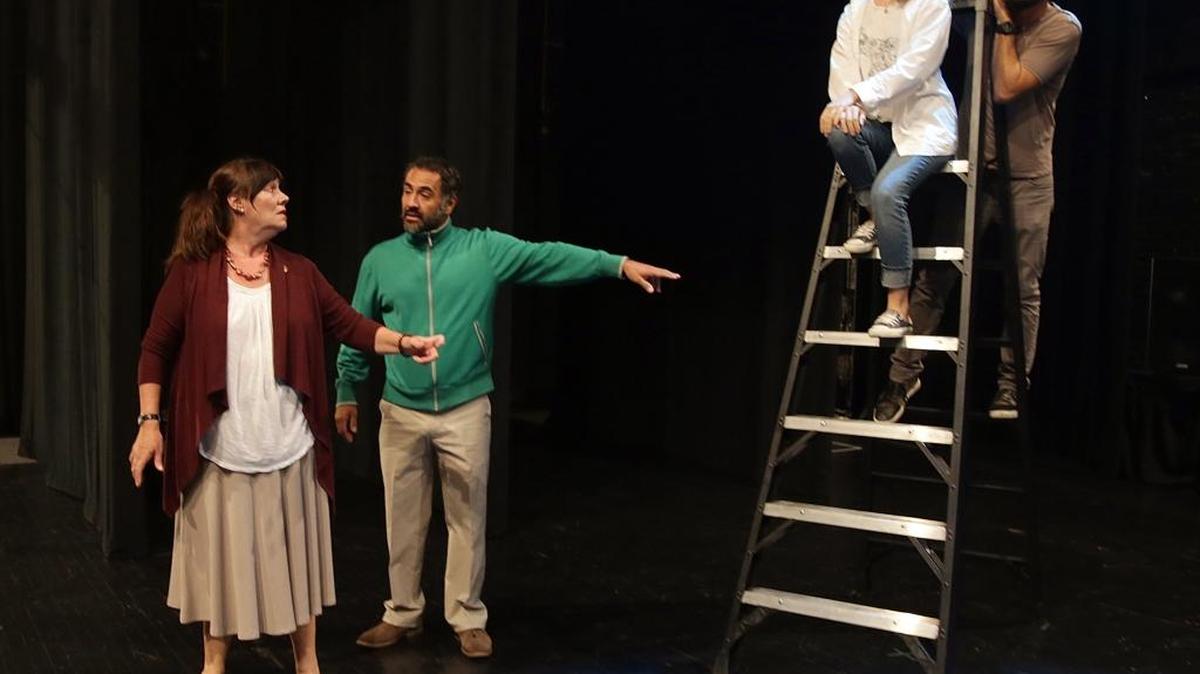 La directora Anna Silvetti (izq.) ensaya una escena de ‘La calle al final del mundo’ con los actores Francisco Porras, Cristina Ferrari y Ariel Texidó.