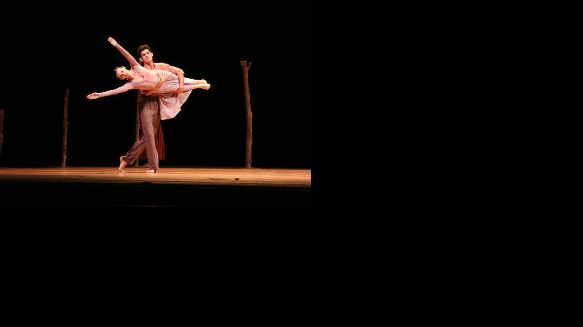 
Nathalia Arja y Renan Cerdeiro en ‘Jardi Tancat’ en Adrienne Arsht Center.
