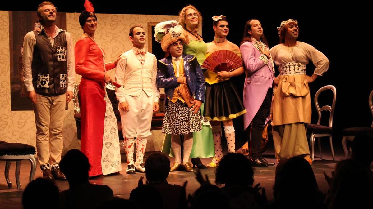 Parte del elenco de ‘El Burgués Gentilhombre’, de Molière, en la versión de la compañía Mephisto Teatro, dirigida por la cubana Liuba Cid. Las funciones se llevan a cabo en el teatro Nuevo Apolo de Madrid, en España.