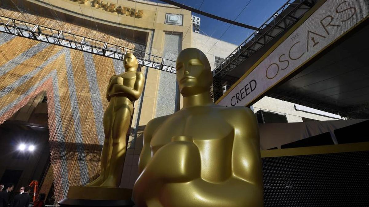Las estatus con forma de los premios de la Academia frente a la alfombra roja del Dolby Theatre, donde se llevarán a cabo los Óscar este domingo.