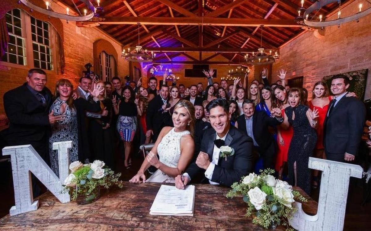 Una imagen de la boda de Chyno Miranda y Natasha Araos el 2017.
