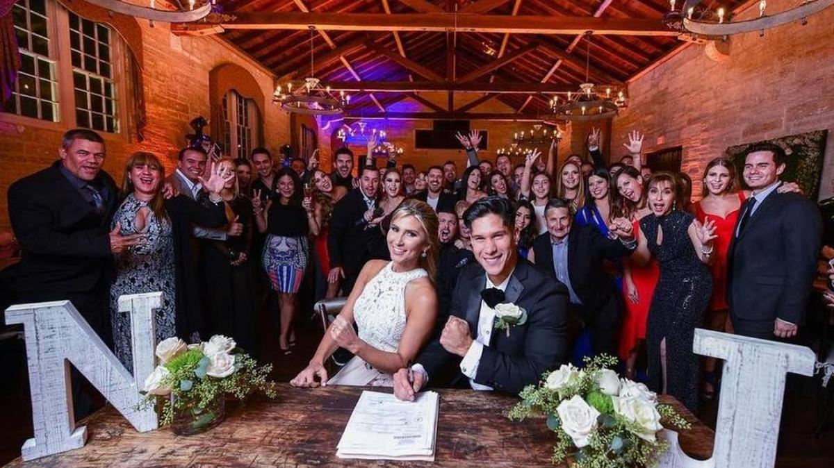Una imagen de la boda de Chyno Miranda y Natasha Araos el 2017