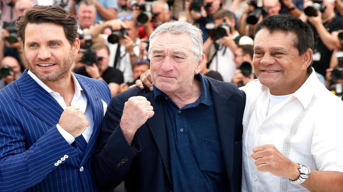 El actor estadounidense Robert de Niro (centro) posa junto al intérprete venezolano Édgar Ramírez (izqda.) y al boxeador panameño Roberto Durán durante la presentación de la película ‘Mano de Piedra’.
