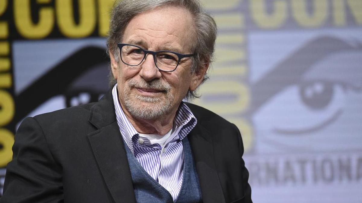 Steven Spielberg asiste al panel "Ready Player One" de Warner Bros. el día tres de Comic-Con International el sábado 22 de julio de 2017 en San Diego.