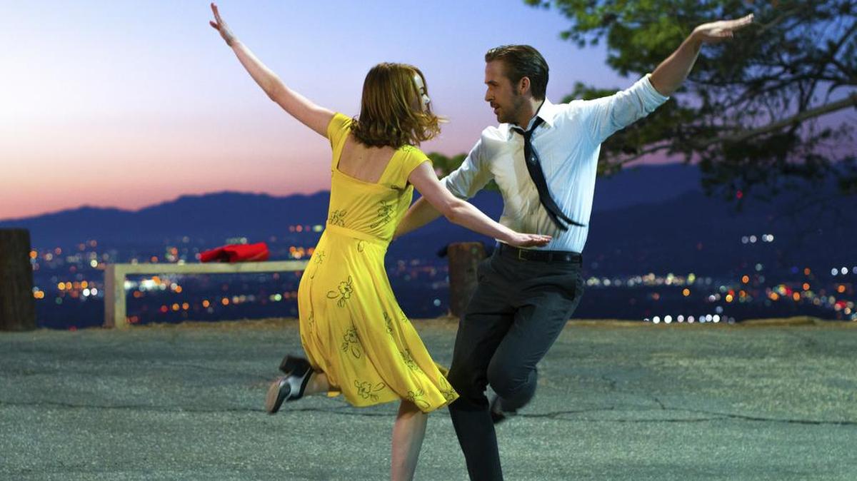 Escena de la película “La La Land” con Ryan Gosling y Emma Stone.