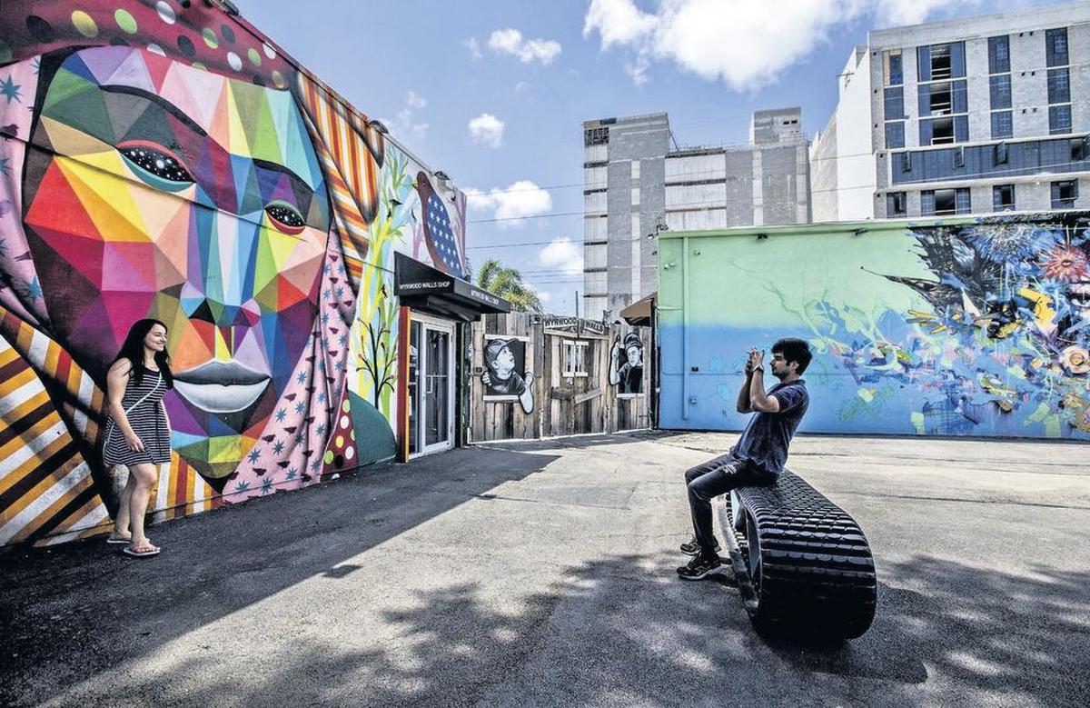 Los visitantes obtienen fotos de los coloridos murales en Wynwood Walls.