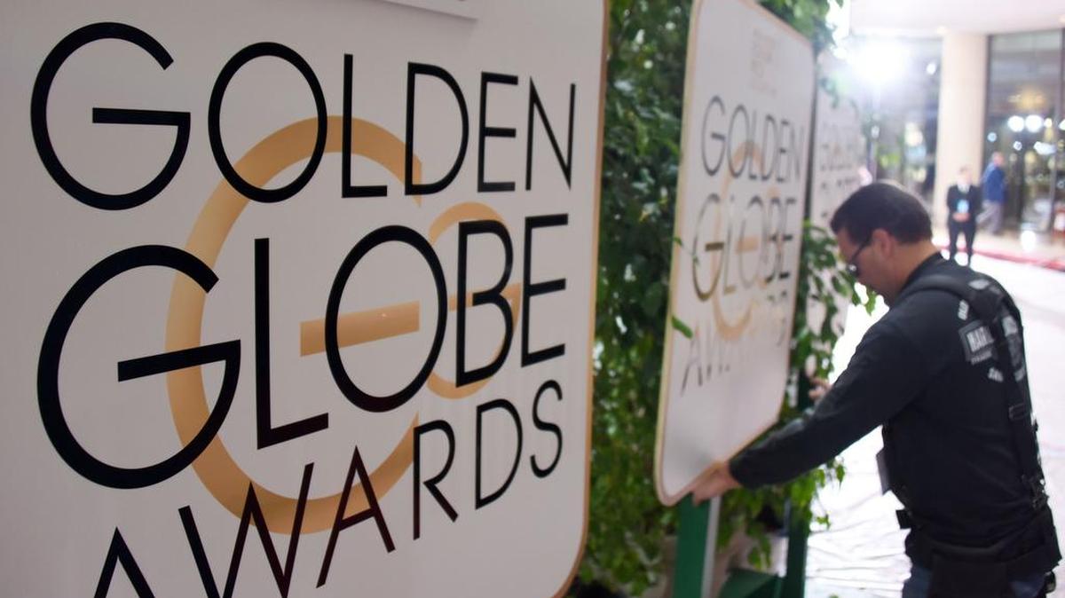 Esta foto de archivo tomada el 9 de enero de 2016 muestra a un trabajador ajustando detalles en el área de llegadas para la ceremonia de los Globos de Oro, en el Hotel Beverly Hilton en Beverly Hills, California.