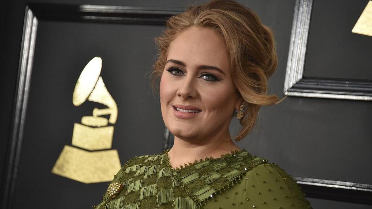 La cantante Adele a su llegada a la ceremonia de los Grammy en Los Ángeles el 12 de febrero de 2017.