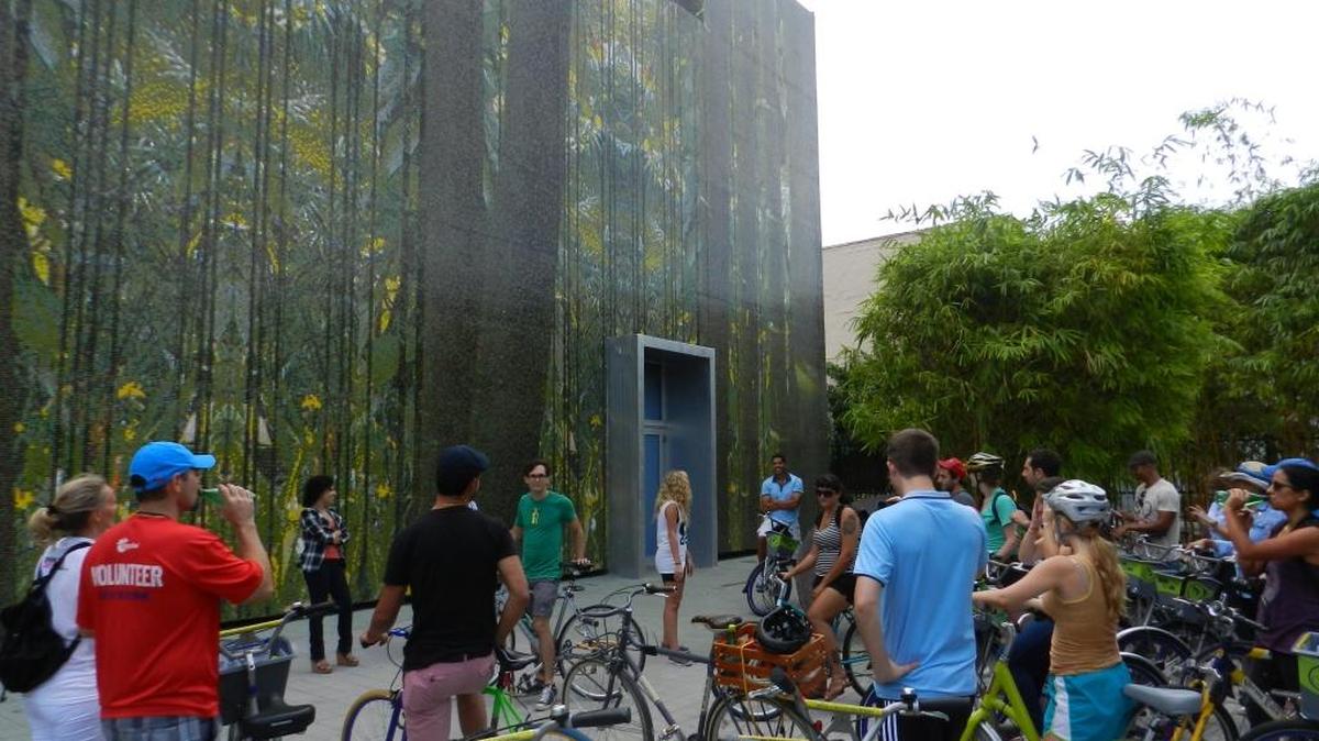 Un grupo de ciclistas reunidos frente al CIFO, en 1018 North Miami Avenue. Después de abril de este año el lugar no tendrá más exhibiciones.