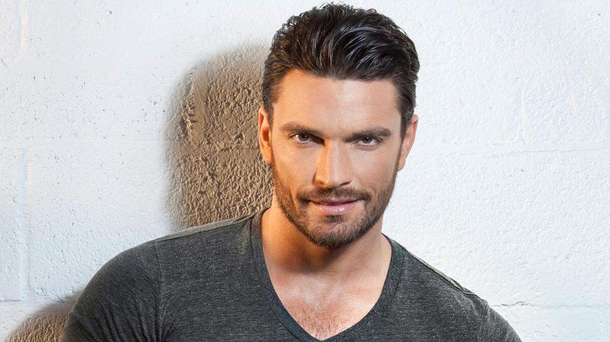 Julián Gil conduce le espacio ‘OK! Me quedo en casa’.