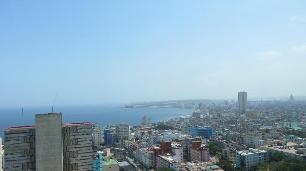 Desde el ventanal de cristal del hotel Tryp Meliá Habana Libre, en forma panorámica, con el arco de su Malecón desde el Nacional hasta el Castillo del Morro.