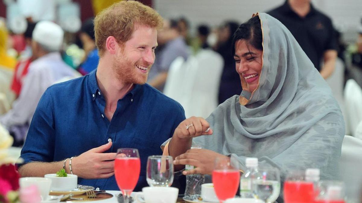 El príncipe Harry de Gran Bretaña habla con la Embajadora de la Juventud Musulmana Nazrath Faheema durante un evento en el Hogar de Niños Jamiyah en Singapur, el 4 de junio de 2017.