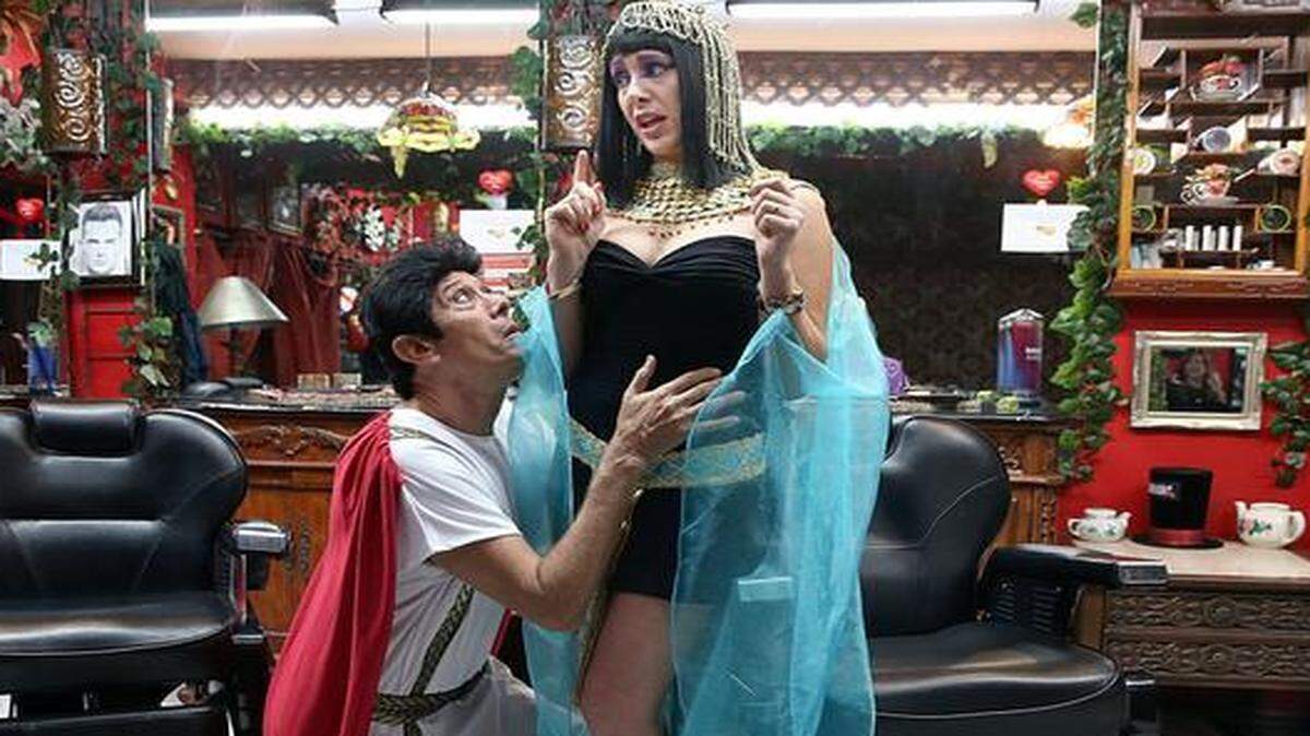 
Edward Nutkiewicz y Pilar Bru protagonizan ‘Salón de belleza’ en RazzleDazzle Barbershop del Midtown.
