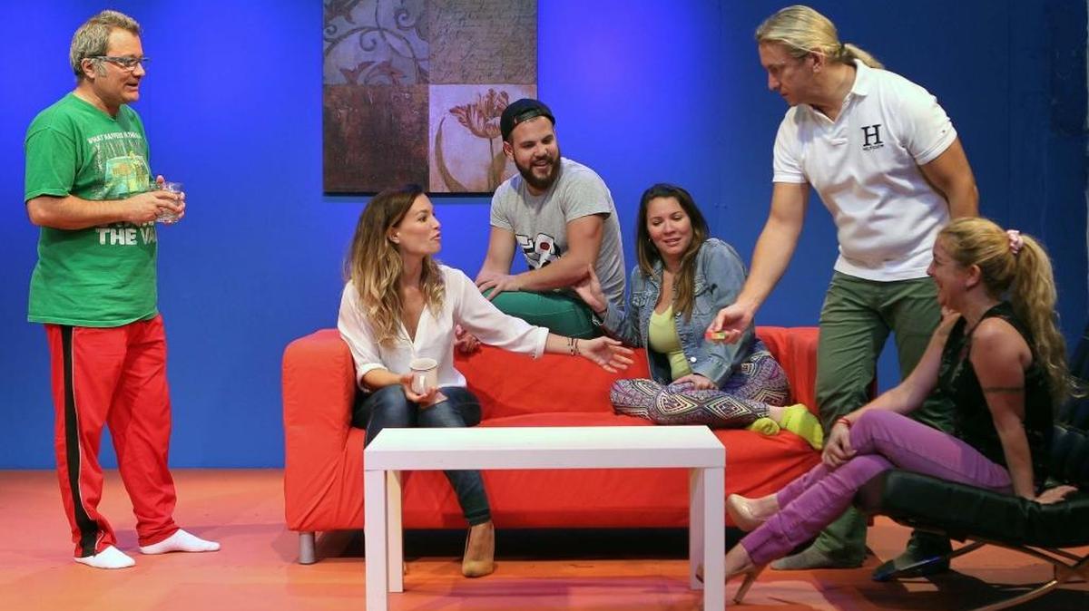 De izq. a der.: Alejandro Vales, Claudia Albertario, Kevin Cass, Gaby Gonzalez, Javier Ceriani y Jessica Álvarez, en ‘Bajo Terapia’.