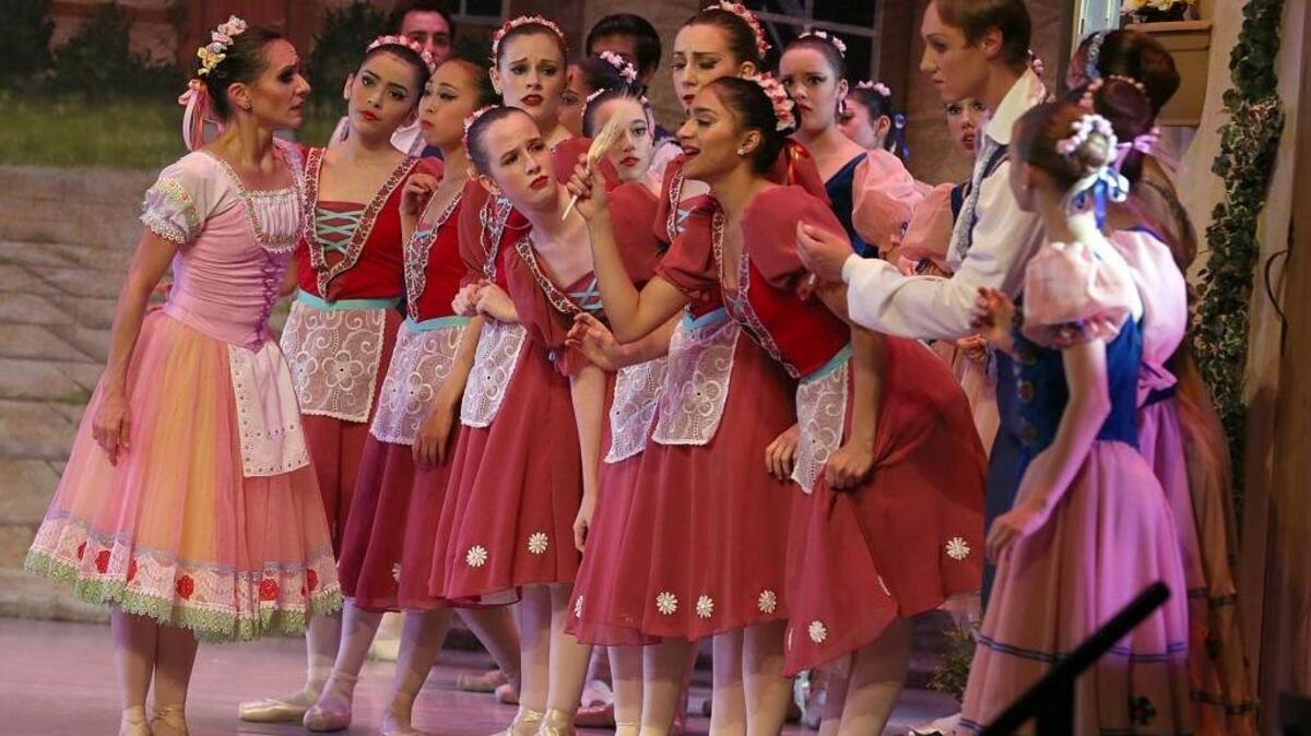 Mary Carmen Catoya, como Swanilda (a la izq.) y bailarines de ABTF.