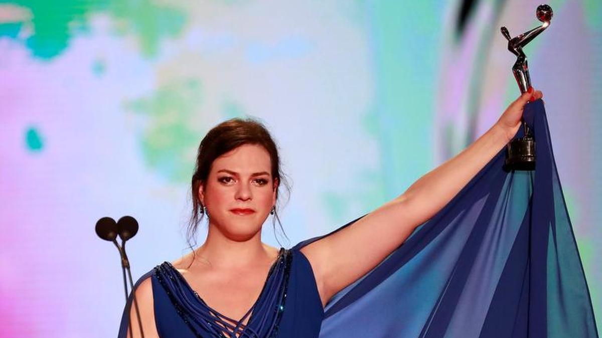 La actriz chilena Daniela Vega recibe el premio por Mejor Interpretación Femenina por la película “Una mujer fantástica”, el domingo 29 de abril, durante la quinta edición de los Premios Platino del cine Iberoamericano, que se celebró en el puerto mexicano de Playa del Carmen.
