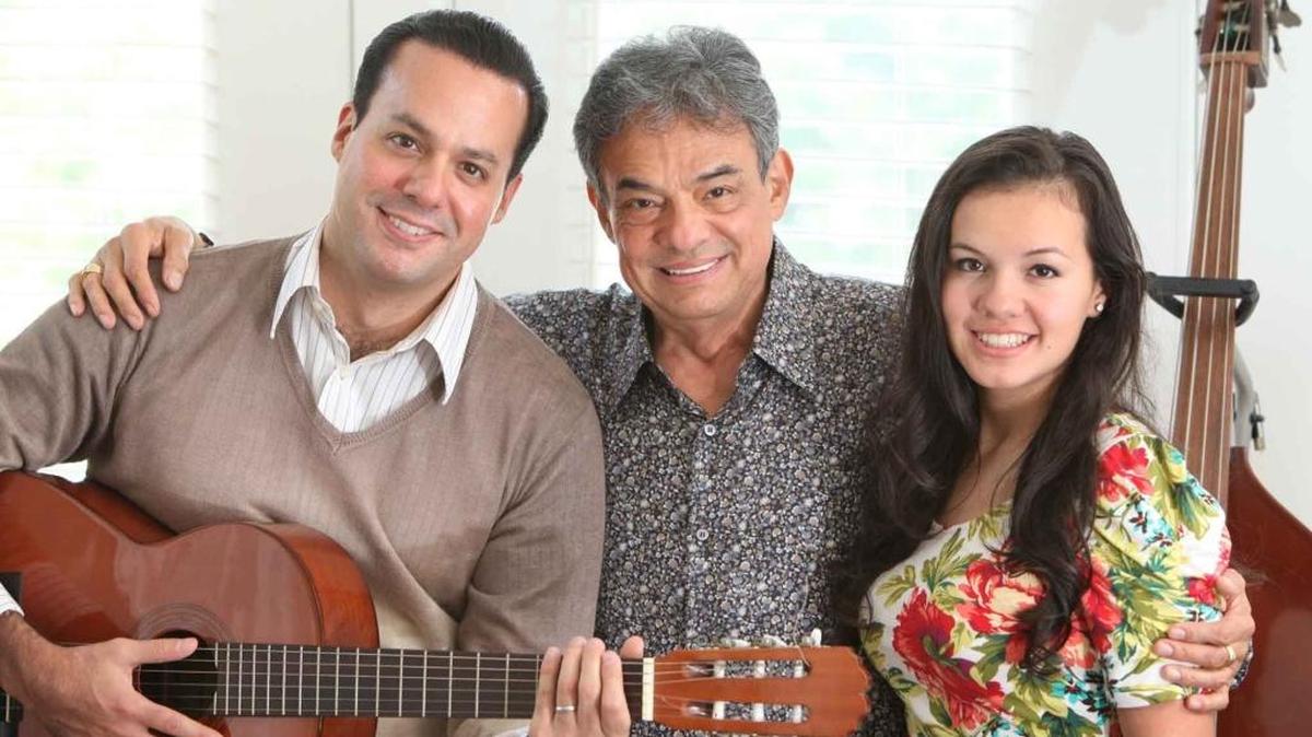 El cantante mexicano José José con sus hijos José Joel Sosa y Sari Sosa en su casa de Coral Gables en mayo del 2012.