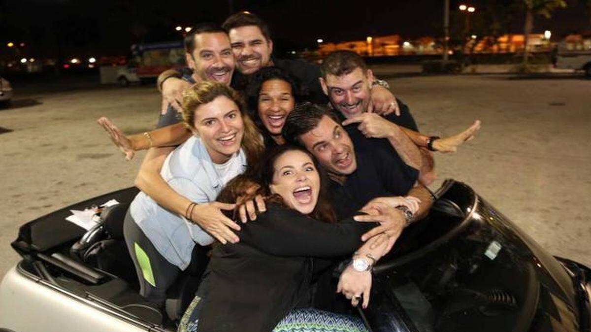 
Luis Rivas, Jorge Mirabal, Giselle Gastell, Vannessa Pineda, Javier Checa, Alexandra Ríos, Maribel González, Luis González y Daniel González en la comedia ‘How Amazing Para Mí Salir Con Dates Así’.
