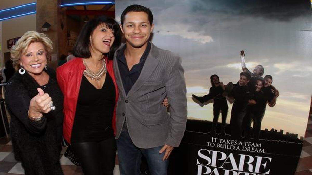 
El actor David del Río con su abuela Lilliam Machado (izq.) y su mamá, Liliam Martínez, en el Regal Kendall Village Cinema, donde la familia separó una sala para presentar el filme ‘Spare Parts’, en el que Del Río interpreta a uno de los estudiantes hispanos que ganaron un concurso de la NASA.
