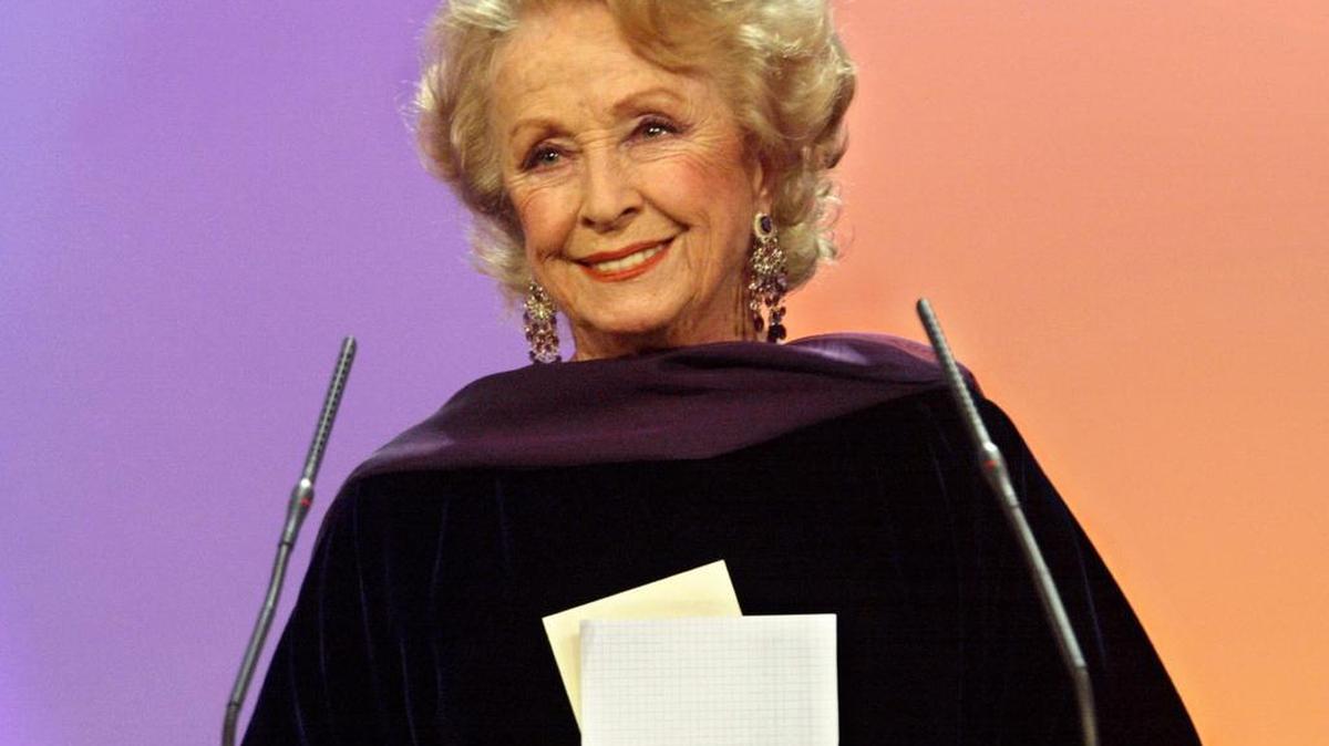Esta foto de archivo tomada el 2 de marzo de 2002 muestra a la actriz francesa Danielle Darrieux en el escenario del Teatro du Chatelet durante la ceremonia de entrega de los premios Cesars.