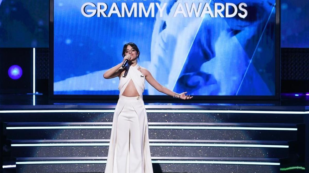 La intérprete del éxito “Havana”, Camila Cabello, recordó antes de presentar el número musical de U2, cómo sus padres llegaron con ella a Estados Unidos cuando era una niña.