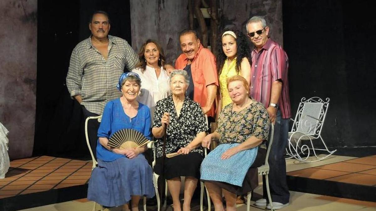 Elenco de ‘Alguna cosita que alivie el sufrir’: Mario Ernesto Sánchez, Alina Interián, Gerardo Riverón, Claudia Quesada y Julio Rodríguez. Sentadas: Edna Schwab, Ana Viña y María Malgrat.