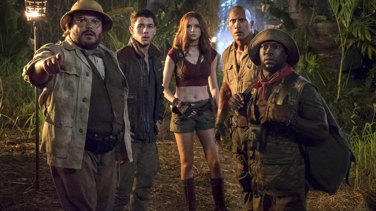 Jack Black, Nick Jonas, Karen Gillan, Dwayne Johnson y Kevin Hart en la película "Jumanji".