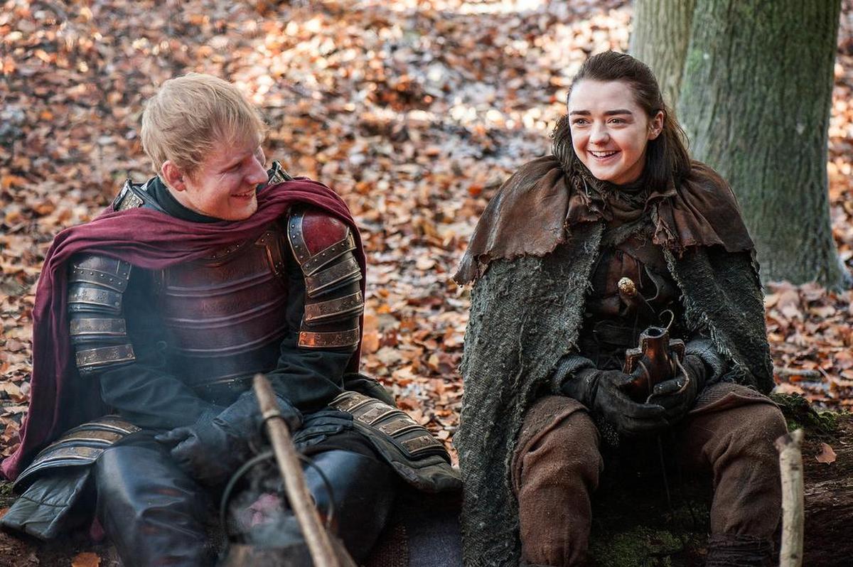 Esta imagen difundida por HBO muestra a Ed Sheeran, a la izquierda, y Maisie Williams en una escena de "Game of Thrones".
