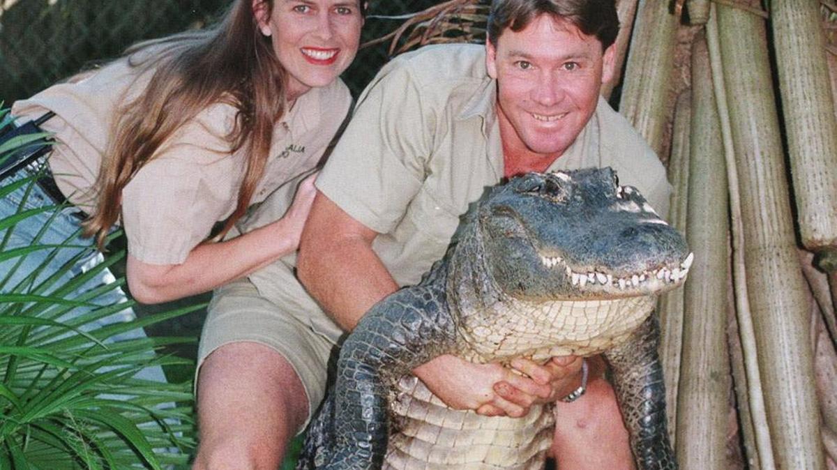 Steve Irwin, conocido como ‘The Crocodile Hunter’ acompañado de su esposa Terri en su ‘zoo’ en Beerwah, Queensland, Australia. En el 2006, una mantarraya mató a Irwin mientras filmaba en aguas australianas.