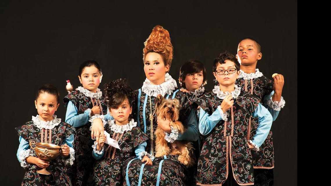 
En esta apropiación de uno de los retratos más conocidos de Lavinia Fontana (1552-1614), Lorna Otero toma el lugar de Bianca degli Utili, quien posa con cinco de sus pequeños niños y rodea el hombro de su única niña, Verginia.
