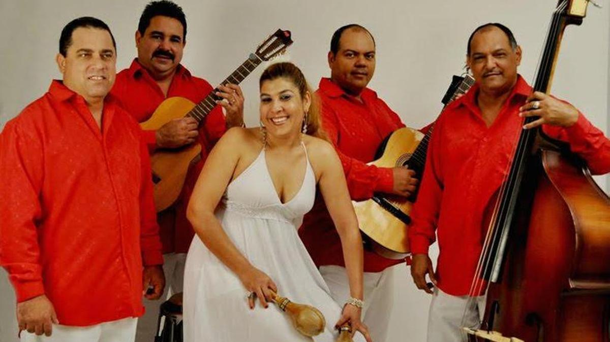 
Idania y Yo Soy el Son abren el show en el Miami-Dade County Auditorium
