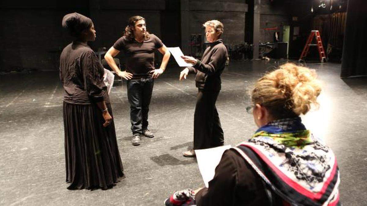 
El director Carlos Caballero (centro) durante un ensayo de ‘Writing in Sand’ con Lucia Aratanha, Inez Barlatier (izq.) y la guionista Griselda Ortiz (de espaldas).
