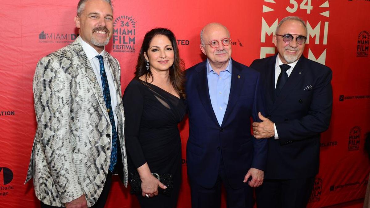 Desde la izquierda, el director del festival de Cine de Miami, Jaie Laplante; la cantante y actriz cubana Gloria Estefan; el presidente del MDC, Eduardo Padron, y el productor cubano Emilio Estefan, posan a su llegada para la presentación de la película "A Change of Heart" el viernes 10 de marzo de 2017, en el Festival de Cine de Miami.