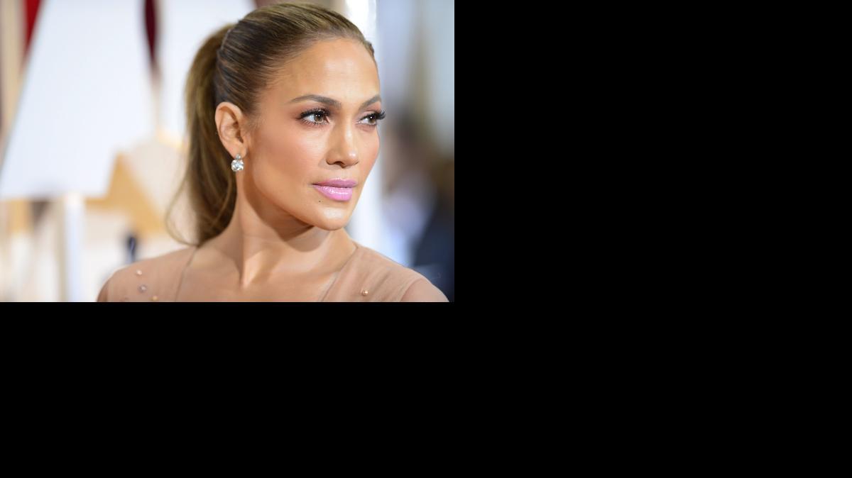 
Jennifer López posa en la alfombra roja de la 87 edición de los Óscar que tuvo lugar el domingo 22 de febrero en el teatro Dolby de Hollywood (California). 
