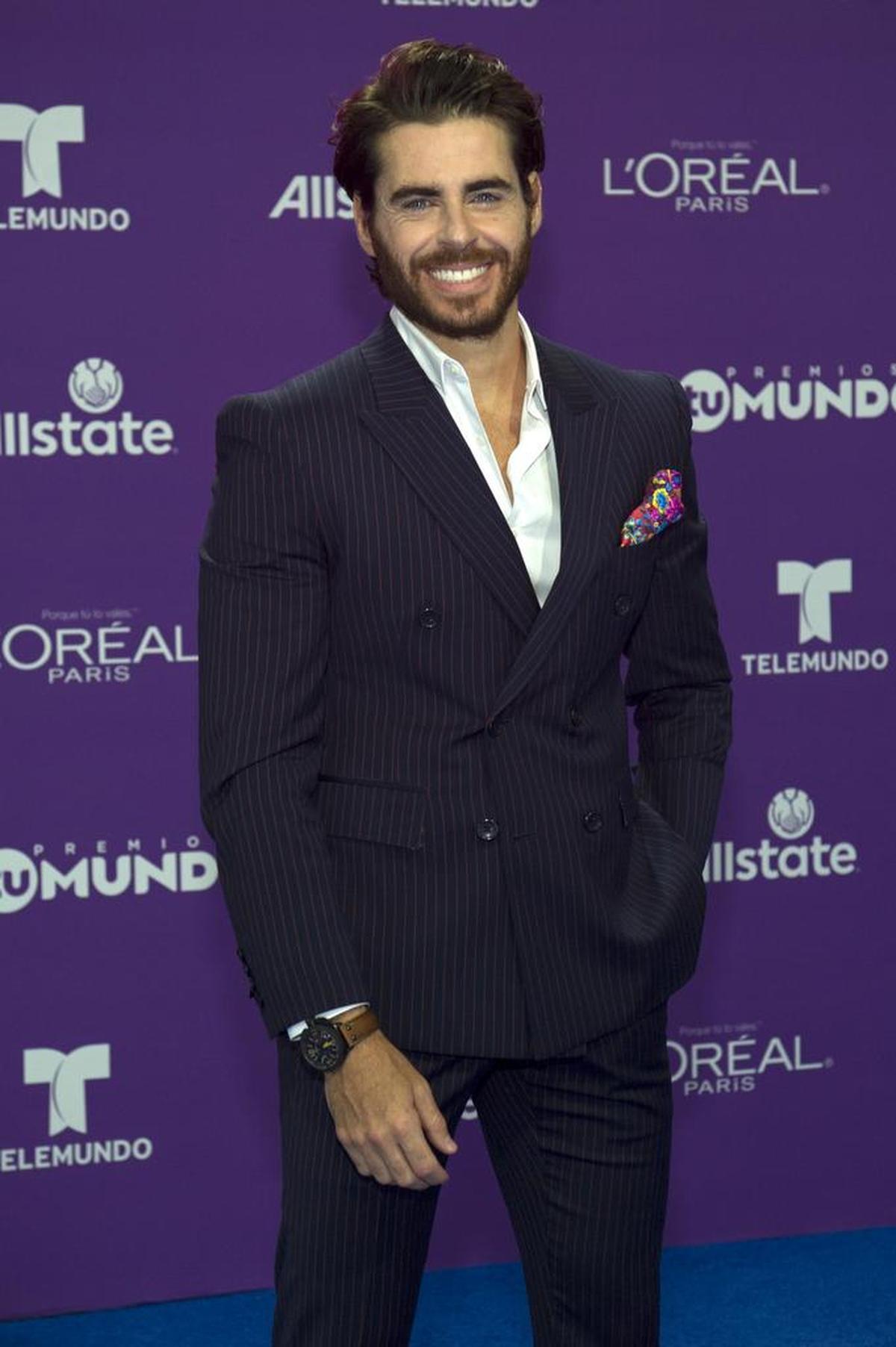 El actor español José María Galeano posa a su llegada a la alfombra azul de los Premios Tu Mundo.