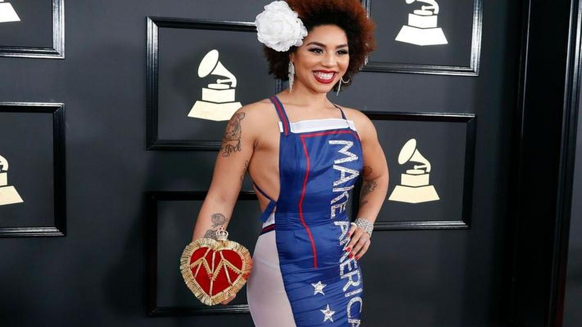 La cantante Joy Villa llegó a la alfombra roja vestida con una capa blanca, que se sacó y reveló un vestido azul, blanco y rojo con la inscripción ya célebre en el mundo entero: “Make America Great Again” (Hágamos a Estados Unidos grande nuevamente, el eslogan de campaña de Donald Trump).