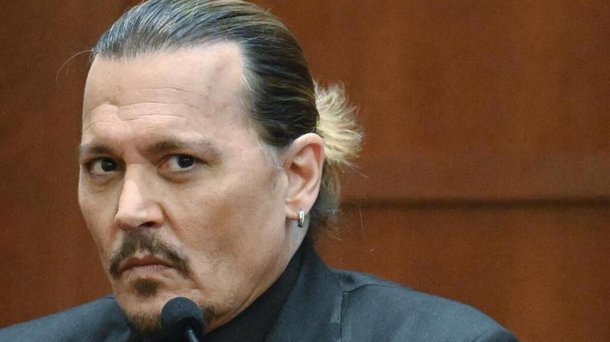 El actor Johnny Depp testifica durante una audiencia en la corte de circuito del condado de Fairfax en Fairfax, Virginia, el 19 de abril de 2022. Depp demandó a su exesposa Heard por difamación en Fairfax por un artí­culo de opinión publicado en el diario The Washington Post en 2018 en el que se refirió a sí misma como figura pública que representa el abuso doméstico. (Jim Watson/Pool Photo via AP)
