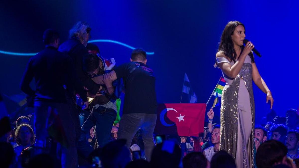 Jamala, la ganadora ucraniana del concurso Eurovisión 2016, se presenta en la Gran Final de Eurovisión cuando Vitalii Sediuk es escoltado tras haberse bajado los pantalones el 14 de mayo de 2017 en Kiev, Ucrania.