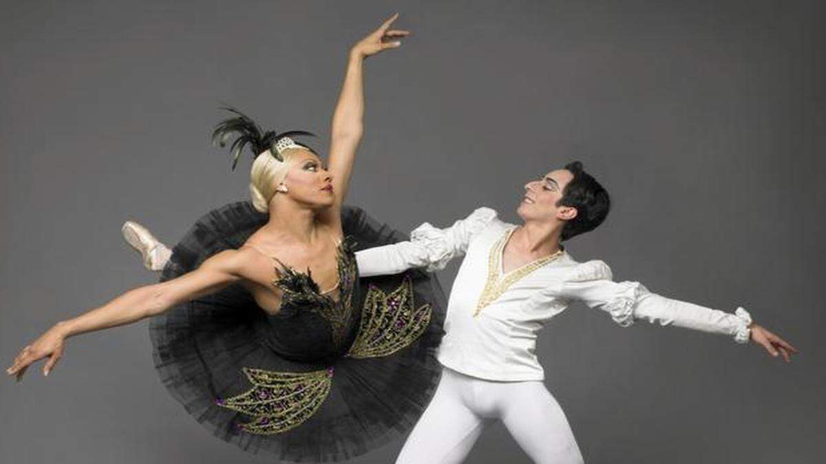 
Olga Supphozova (Robert Carter) y Tino López (Roberto Lara) en el ‘pas de deux’ de ‘Black Swan’.
