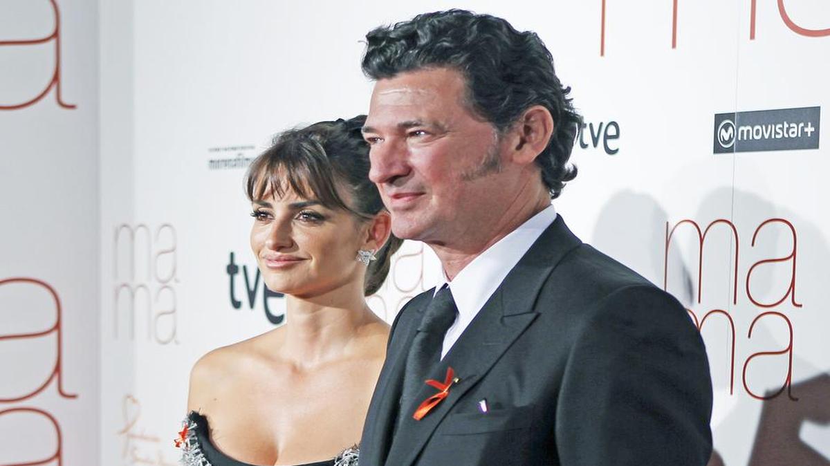 
La actriz Penélope Cruz y el realizador Julio Medem, a su llegada a la première de su último trabajo, ‘Ma ma’, en los cines Capitol de Madrid. 
